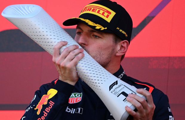 Verstappen venció en Suzuka y acaricia su tercer título